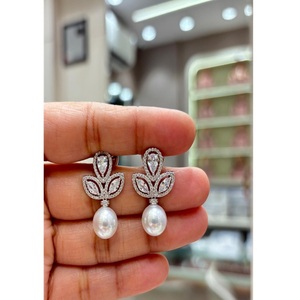 Pendientes colgantes de aleación plateada con forma de flor radiante, con perla y circonita talla marquesa para mujer, para boda - Product Image 1