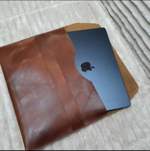 Funda de Piel Genuina, Duradera, Moderna y Portátil para Laptop Macbook Pro 13 con Portaplumas LS-0264 - Product Image 3