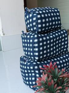 Bolsa de Aseo Vintage Gris Hecha a Mano en India, con Estampado Floral, Ecológica, Resistente al Agua, de Algodón Acolchado, Bolsa de Maquillaje - Product Image 1