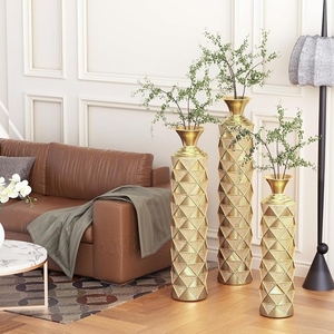 Juego de Jarrones de Piso Modernos de Lujo en Metal Dorado con Patrón Geométrico Triangular en Relieve 3D, Florero Decorativo de Pie - Product Image 2