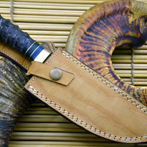 Couteau de chasse et de camping en acier Damas de haute qualité, manche en bois de cerf avec étui en cuir - Product Image 3