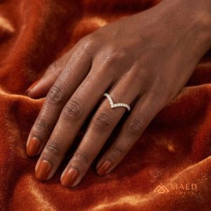 Anillo de compromiso de moissanita en forma de V chapado en oro de 18 quilates, joyería nupcial de moissanita y diamantes para mujer, lujo estadounidense - Product Image 4