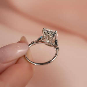 Bague en or jaune et blanc 14 carats de style vintage avec diamant taille émeraude cultivé en laboratoire IGI/GIA pour mariage/fiançailles ou anniversaires - Product Image 2