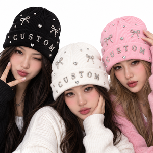 Gorros de Invierno de Punto Rosa para Mujer al por Mayor con Letras Personalizadas de Diamantes de Imitación, Gorra de Moda con Lazo de Cristal, Proveedor B2B de Marca Privada a Granel - Product Image 5