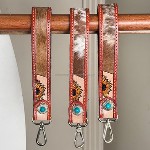 Bracelet porte-clés en cuir repoussé à la main de haute qualité avec conception de tournesol en peau de vache et lanières de poignet élégantes en pierre turquoise - Product Image 4