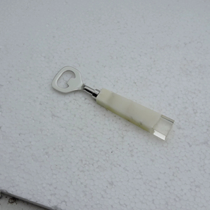 Abridor de botellas de diseño recién elaborado con mango de resina, abridor de botellas de acero inoxidable con mango de resina a precio de fábrica al por mayor. - Product Image 1