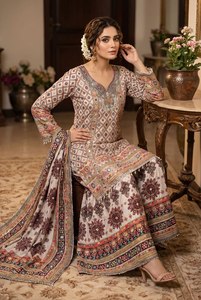 Nuevo conjunto de crepé de seda elegante con estampado, top, pantalón y dupatta. Catálogo completo disponible a precio de mayorista. - Product Image 3