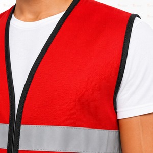 เสื้อกั๊กนิรภัยสีแดงสำหรับผู้ชาย พร้อมขอบสีดำและแถบสะท้อนแสง ผลิตจากโพลีเอสเตอร์น้ำหนักเบา ได้รับการรับรองมาตรฐาน CE ชุดทำงานแบบมองเห็นได้ชัดเจน - Product Image 6