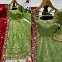 Robe de style Anarkali en soie de qualité supérieure avec broderie de paillettes et dupatta en dentelle fantaisie