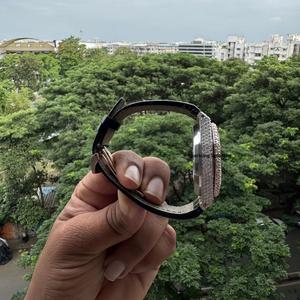 นาฬิกาควอตซ์อัตโนมัติสำหรับผู้ชาย ดีไซน์สปอร์ต คุณภาพพรีเมียม หน้าปัดชุบทอง ประดับโมอิสซาไนต์ สายยางทำมือแบบ Iced - Product Image 5