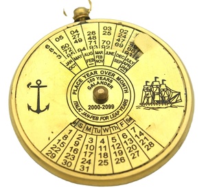 Llavero de calendario de latón antiguo Llavero de metal elegante con tamaño de bolsillo Precio al por mayor MOQ bajo Regalo elegante - Product Image 1