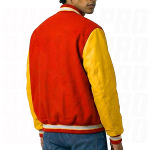 เสื้อแจ็คเก็ตบอมเบอร์แบบ Letterman สีแดงทำจากผ้าขนสัตว์และหนังสีเหลือง คุณภาพพรีเมียม สไตล์นักกีฬา แรงบันดาลใจจากเสื้อเบสบอลวิทยาลัย ให้ความอบอุ่น - Product Image 5