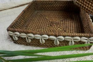 Ensemble de deux plateaux carrés en rotin avec détails perlés, idéal pour la présentation de cadeaux, les plateaux de bienvenue ou les occasions festives. - Product Image 2