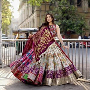 Ensemble Lehenga Choli multicolore de créateur pour Navratri, en coton mousseline épais, avec broderie de miroirs authentique et imprimé numérique, tenue de festival Garba Dandiya - Product Image 5
