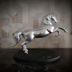 Moderna estatua de caballo de aluminio fundido, escultura decorativa metálica de equino galopante, pieza central para interiores elegantes. - Product Image 3