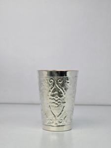 Taza de Lassi Tradicional India Hecha a Mano con Diseño en Relieve y Recubrimiento de Plata sobre Vidrio de Cobre 999.9, 250 ml, Ecológica y Ligera, WB Inc - Product Image 2
