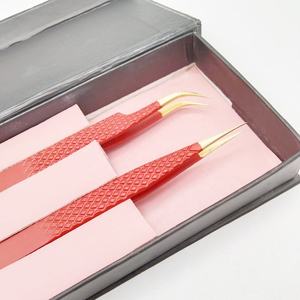 Pince à épiler pour extensions de cils en acier inoxydable avec pointe plaquée or plasma et revêtement en poudre rouge, avec pointe en fibre / emballage en boîte carton - Product Image 2