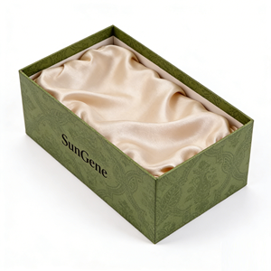 Boîte cadeau de luxe personnalisée en papier rigide carrée pour bouteille unique de whisky ou de vin rouge, avec logo en relief, pelliculage mat, emballage recyclable - Product Image 1