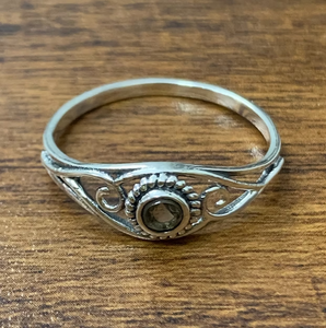 Anillo de Plata 925 Hecho a Mano Estilo Antiguo con Peridoto, Diseño Delicado de Filigrana en Espiral, Joyería con Piedras Preciosas, Proveedor al por Mayor - Product Image 3