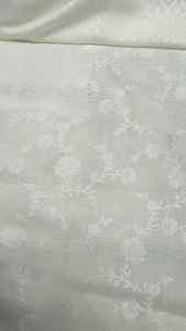 Tissu en viscose blanche teignable, 65 GSM, motif jacquard auto-gaufré, largeur 44 pouces, textile de haute qualité pour collection de créateurs - Product Image 5