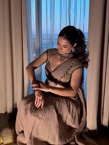 Elegante Saree Beige para Fiesta con Blusa Bordada |   Sari de Diseñador Listo para Usar para Bodas y Colección Festiva - Product Image 5