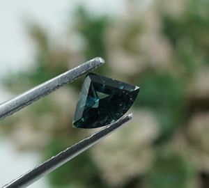 พลอยไพลินสีเขียวอมฟ้าธรรมชาติทรงคุชชั่น ขนาด 7x5x3.5 มม. น้ำหนัก 0.76 กะรัต สำหรับทำเครื่องประดับที่ไม่เหมือนใคร - Product Image 5