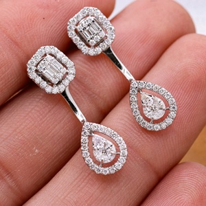 Pendientes de Oro Blanco de 18k con Diamantes Naturales en Forma de Baguette y Halo, Joyas Memoria, Venta al Por Mayor - Product Image 3
