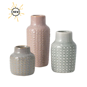 Vase décoratif en céramique artisanal avec motif géométrique sculpté - Product Image 4