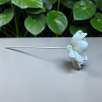 VADEE Kerajinan Tangan Bunga Gardenia Putih Berkelanjutan dari Kayu Sola 8.5 CM Batang Serat Sesbania Model Thailand VDXXX-074
