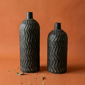 Juego de 2 Jarrones de Metal con Textura Chevron, Diseño Floral, Estilo Moderno Industrial, Decoración Única para el Hogar, Adorno Artesanal para Mesa - Product Image 1