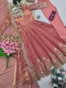 Anarkali Salwar Kameez en soie lourde très tendance avec un élégant ensemble de mariage Anarkali, disponible chez le fournisseur en gros - Product Image 2