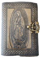 Deckle Edge Paper Diario hecho a mano La momia Cuero genuino Diario en relieve Metal C-Lock Celtic Print Notebook o diario personal