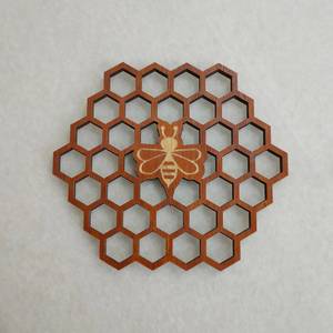Nouvel Arrivage : Ensemble de sous-verres en bois compensé nid d'abeille, gravés sur mesure au laser et faits à la main, avec gravure abeille - Product Image 6