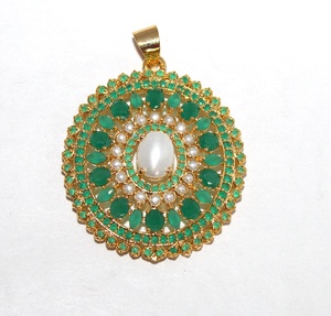 Hermosos Pendientes y Collar de Perlas y Esmeraldas Naturales con Baño de Oro, Estilo Vintage, Precio al por Mayor - Product Image 6