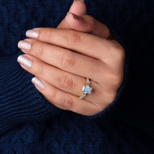Bague de fiançailles en diamant de laboratoire de 2 carats, taille émeraude, bleu vif fantaisie, certifiée IGI, or jaune 14 carats - Product Image 6