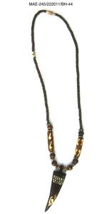 Collier Multicouche Perlé Fait Main MAE Rouge pour Femme, Bijou de Fête en Forme de Cœur, Pièce Tendance de Haute Qualité - Product Image 5