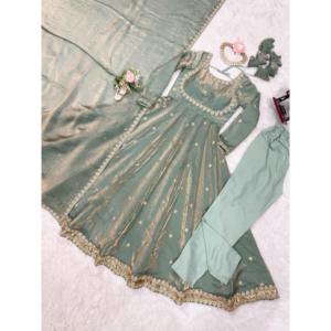 Exquisito Vestido Anarkali de Seda con Lentejuelas, Pantalón y Dupatta Incluidos para Bodas - Product Image 3