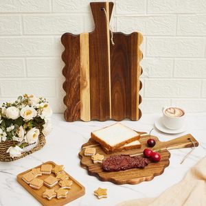 Ensemble de 2 planches à découper en bois festonnées avec poignée, planche à découper en bois d'acacia, bord ondulé, planche à servir le pain, vente en gros - Product Image 3