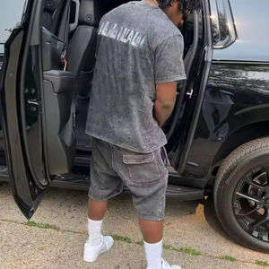 Ensemble de survêtement d'hiver personnalisé décontracté en coton délavé, avec rivets, appliqués vintage et broderies, comprenant un t-shirt et un short à séchage rapide 100% coton - Product Image 3