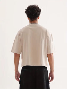 Camiseta de manga corta con cuello redondo beige oversize para hombre, estilo urbano, de punto jersey, lavada, transpirable y personalizable. - Product Image 3