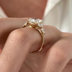Bague en diamant de laboratoire allongé de 3 carats, inspirée de la nature, avec motif brindille et feuille, certifiée IGI - Product Image 5