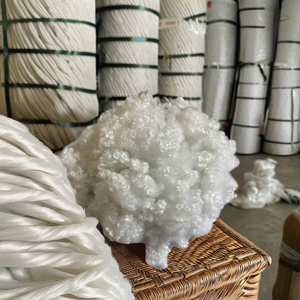 เส้นใยโพลีเอสเตอร์รีไซเคิลคุณภาพสูง 15D HCS สีขาว แบบกลวง ซิลิโคนิซ์  สำหรับวัสดุยัดไส้ - Product Image 1