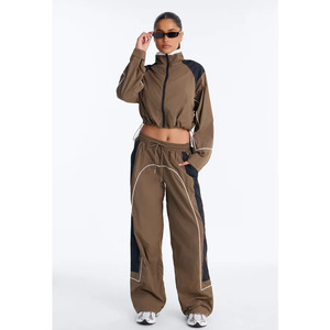 Chaqueta Deportiva Larga para Mujer, Color Marrón Sólido, Estilo Casual Deportivo, con Bloques de Color y Bolsillos Laterales - Product Image 1