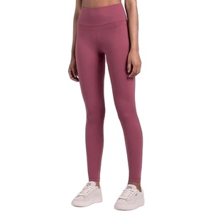 Conjuntos Deportivos de Gimnasio para Mujer con Logotipo Personalizado al por Mayor, Trajes de Yoga de 3 Piezas, Leggings Push-Up de Cintura Alta con Cinturón Sólido, 100% Poliéster - Product Image 3