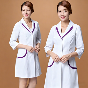 เสื้อกาวน์แพทย์สีขาวสำหรับผู้หญิง แต่งขอบสีม่วง ผ้าฝ้ายผสมโพลีเอสเตอร์ แขนสามส่วน ชุดยูนิฟอร์มโรงพยาบาล - Product Image 3