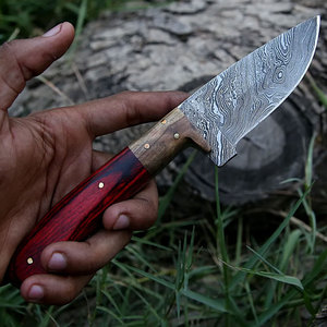 Couteau de chasse artisanal en acier Damas avec manche en bois naturel et étui en cuir pour le camping, la survie et le bushcraft - Product Image 3