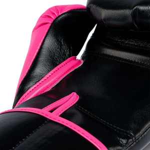 Ensemble de sparring professionnel OEM personnalisé en cuir véritable noir et rose, comprenant des gants de boxe confortables en cuir de vachette, un protège-tête et un protège-guêtres. - Product Image 3