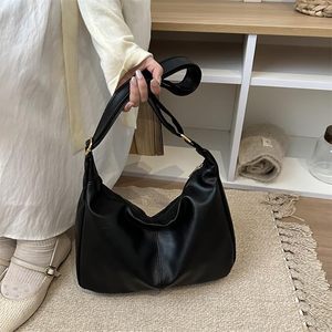 Sac à bandoulière en cuir noir personnalisé pour femme, élégant sac à main d'épaule en provenance du Rajasthan pour un usage quotidien - Product Image 5