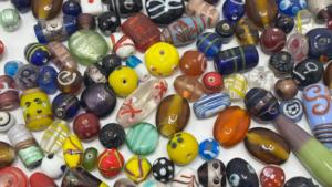 Perles en verre soufflé à la main, ornées de détails artistiques, pour la création de bijoux, l'artisanat, les accessoires de mode, la décoration et la vente en gros. - Product Image 4