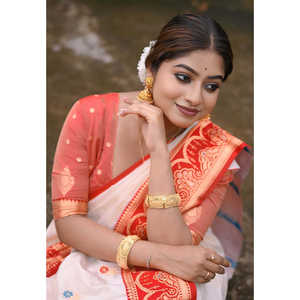 Sari en soie douce blanc et rouge Elite Weaves avec motif floral Zari tissé, robes de soirée Durga Pooja pour occasions festives 650g - Product Image 2